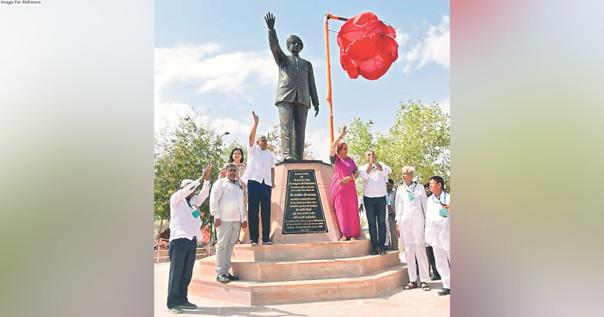 V-P Dhankhar unveils ex-Union Min Nathuram Mirdha’s statue